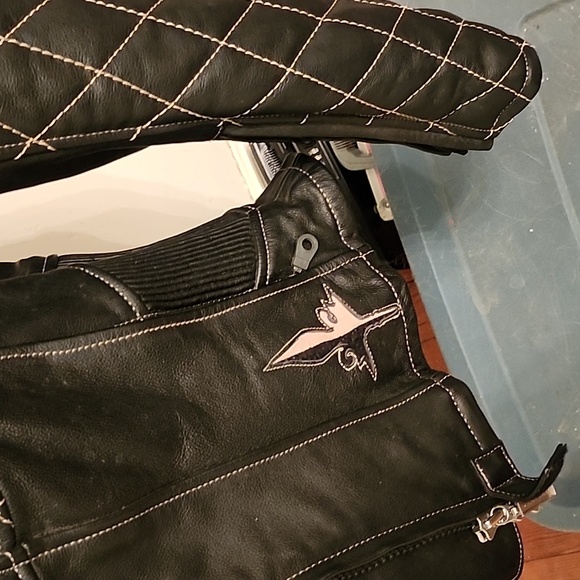 Ladies Motorcycle Jacket Thick Leather BY First Gear size Med but fit like a S - Picture 3 of 7